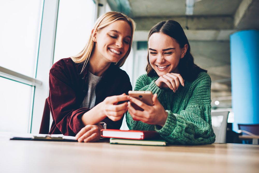 Going Viral – What You Need to Know About Creating Buzz PEOPLE WATCHING VIRAL CONTENT